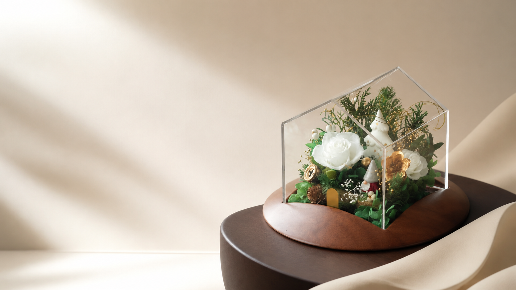 Preserved floral arrangement in an acrylic display